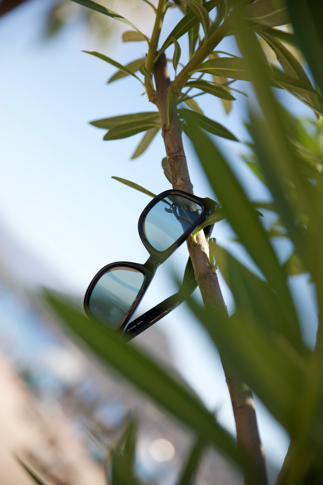 Smart Electrochromic Sunglasses