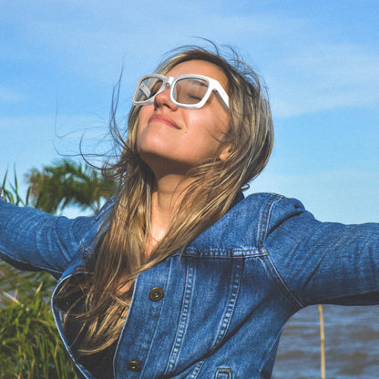 Gafas de sol inteligentes blancas